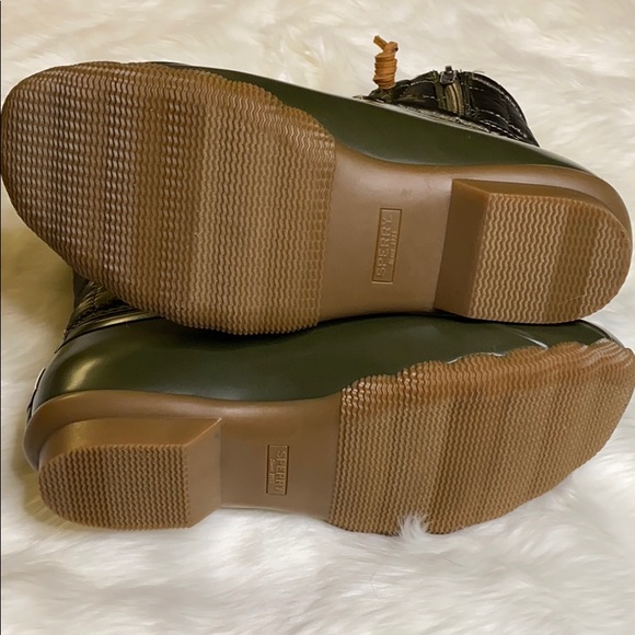 BRAND NEW: Women's Saltwater Nylon Quilt Rain Boot - Picture 8 of 9